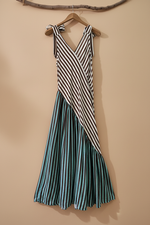 Carregar imagem no visualizador da galeria, Frente — vestido riscas misto fundo bege
