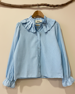 Carregar imagem no visualizador da galeria, Gingham blouse front view - studio background
