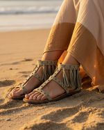 Cargue la imagen en el visor de la galería,Gladiadoras praia modelo sentada
