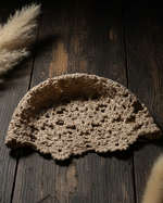 Cargue la imagen en el visor de la galería,Gorro de croché vazio em madeira escura com pampas
