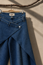 Carregar imagem no visualizador da galeria, Jeans Cintura Cruzada - Detalhe
