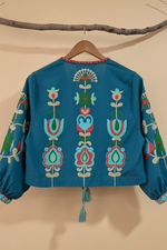 Carregar imagem no visualizador da galeria, Kimono bordado teal costas — fundo bege estúdio

