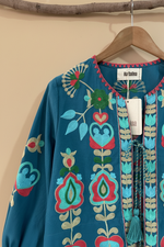 Carregar imagem no visualizador da galeria, Kimono bordado teal detalhe — fundo bege estúdio
