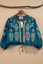 Carregar imagem no visualizador da galeria, Kimono bordado teal frente — fundo bege estúdio
