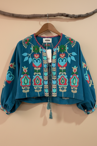 Kimono bordado teal frente — fundo bege estúdio