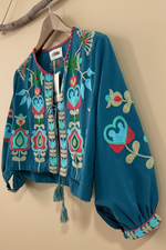 Carregar imagem no visualizador da galeria, Kimono bordado teal ângulo — fundo bege estúdio
