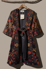 Load image in the gallery viewer,Kimono de frente com cinto atado
