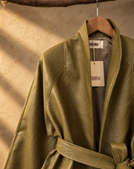 Cargue la imagen en el visor de la galería,Kimono pele oliva — detalhe gola
