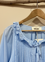 Chargez l'image dans la visionneuse de la galerie,Light blue pleated blouse detail - dramatic studio background
