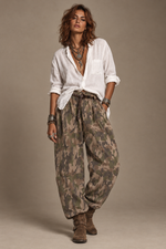 Cargue la imagen en el visor de la galería,Look boho rock com calças camufladas e botas castanhas
