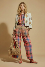 Carregar imagem no visualizador da galeria, Look completo com colar correctamente usado
