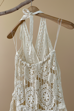 Carica l'immagine nel visualizzatore della galleria,Macacão crochet cabide — detalhe costas

