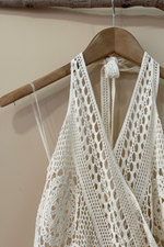 Carica l'immagine nel visualizzatore della galleria,Macacão crochet cabide — detalhe decote
