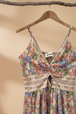 Carica l'immagine nel visualizzatore della galleria,Macacão floral - Detalhe cabide
