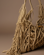 Carregar imagem no visualizador da galeria, Mala macramé detalhe alças com fundo de estúdio
