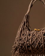 Carregar imagem no visualizador da galeria, Mala macramé - detalhe alças
