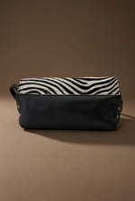 Load image in the gallery viewer,Mala zebra vista traseira inferior com rebites, fundo castanho quente
