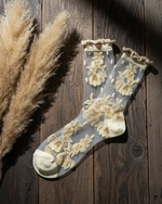 Carregar imagem no visualizador da galeria, Meias com renda creme em madeira rústica
