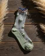 Carregar imagem no visualizador da galeria, Meias flores brancas e verdes em madeira rústica
