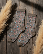 Carregar imagem no visualizador da galeria, Meias flores coloridas em madeira rústica
