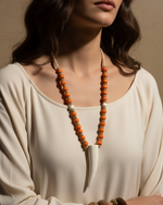 Chargez l'image dans la visionneuse de la galerie,Model close-up orange necklace Naftalina
