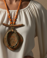 Carregar imagem no visualizador da galeria, Model close-up tribal necklace Naftalina
