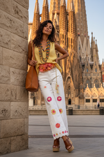 Carregar imagem no visualizador da galeria, Model leaning near Sagrada Família
