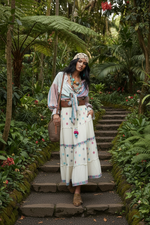 Carregar imagem no visualizador da galeria, Modelo boho-chic a descer escadas Jardins do Palheiro
