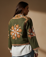 Carregar imagem no visualizador da galeria, Modelo boho chic de costas com casaco bordado
