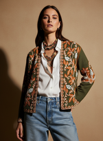 Carregar imagem no visualizador da galeria, Modelo boho chic de frente com casaco bordado
