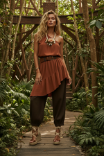 Load image in the gallery viewer,Modelo boho-chique ligeiramente mais distante
