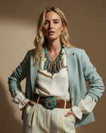 Carregar imagem no visualizador da galeria, Modelo cintura para cima em fundo bege profissional
