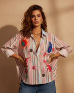 Carregar imagem no visualizador da galeria, Modelo com camisa bordada às riscas - vista frontal editorial desafiante
