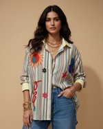 Carregar imagem no visualizador da galeria, Modelo com camisa bordada às riscas - vista frontal editorial
