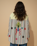 Carregar imagem no visualizador da galeria, Modelo com camisa bordada às riscas - vista traseira editorial
