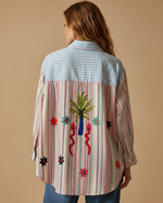 Carregar imagem no visualizador da galeria, Modelo com camisa bordada às riscas - vista traseira editorial
