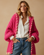 Carregar imagem no visualizador da galeria, Modelo com casaco de crochet rosa fúchsia - editorial fashion
