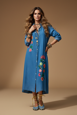 Carregar imagem no visualizador da galeria, Modelo com vestido bordado azul - Vista frontal
