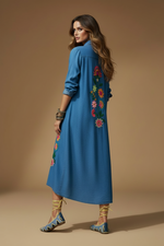 Carregar imagem no visualizador da galeria, Modelo com vestido bordado azul - Vista traseira sem colar
