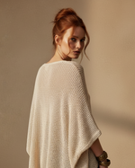 Load image in the gallery viewer,Modelo costas camisola creme
