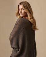 Load image in the gallery viewer,Modelo costas camisola malha
