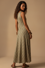Carregar imagem no visualizador da galeria, Modelo costas - vestido folhas dourado
