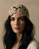 Cargue la imagen en el visor de la galería,Modelo de frente com gorro de croché
