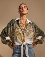 Carregar imagem no visualizador da galeria, Modelo frente camisa botanical
