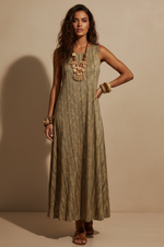 Carregar imagem no visualizador da galeria, Modelo frente - vestido folhas dourado
