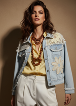 Carregar imagem no visualizador da galeria, Modelo morena com look em camadas boho-chic e colares artesanais
