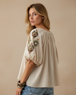 Carica l'immagine nel visualizzatore della galleria,Modelo Naftalina — blusa bordada costas
