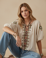 Carica l'immagine nel visualizzatore della galleria,Modelo Naftalina — blusa bordada frente
