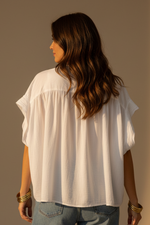 Carregar imagem no visualizador da galeria, Modelo Naftalina blusa branca oversized costas
