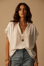 Carregar imagem no visualizador da galeria, Modelo Naftalina blusa branca oversized frente
